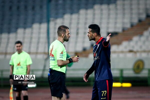 دیدار تیم‌های فوتبال پرسپولیس و نساجی