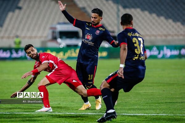 دیدار تیم‌های فوتبال پرسپولیس و نساجی