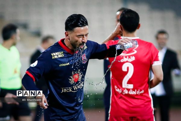 دیدار تیم‌های فوتبال پرسپولیس و نساجی