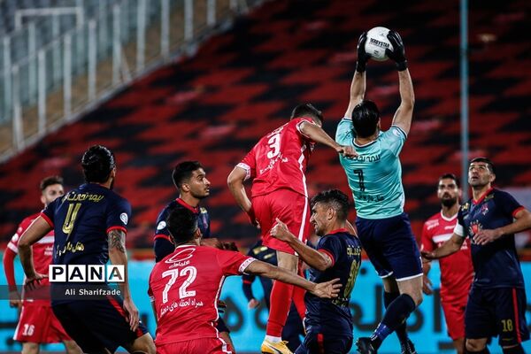 دیدار تیم‌های فوتبال پرسپولیس و نساجی