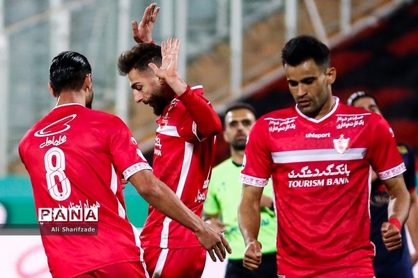 دیدار تیم‌های فوتبال پرسپولیس و نساجی