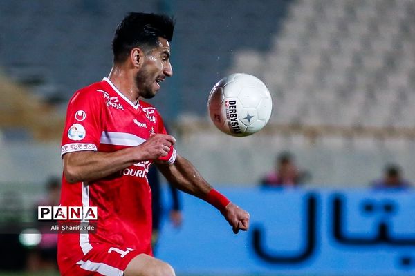 دیدار تیم‌های فوتبال پرسپولیس و نساجی