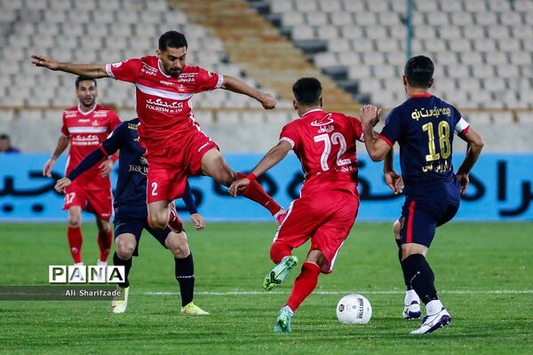 دیدار تیم‌های فوتبال پرسپولیس و نساجی