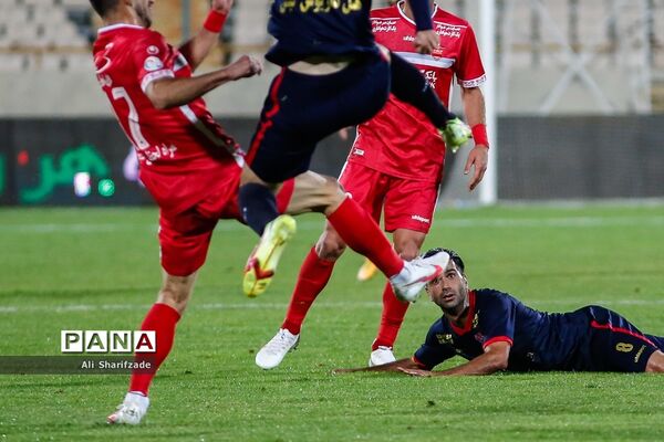 دیدار تیم‌های فوتبال پرسپولیس و نساجی