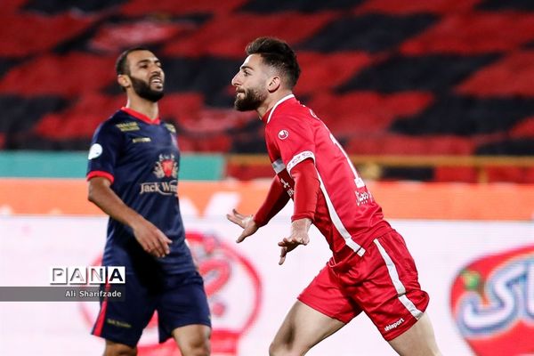 دیدار تیم‌های فوتبال پرسپولیس و نساجی