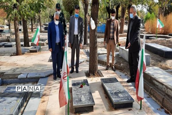 مراسم عطر افشانی و غبار روبی گلزار شهدا به مناسبت هفته بسیج دانش‌آموزی در شهرستان نظرآباد