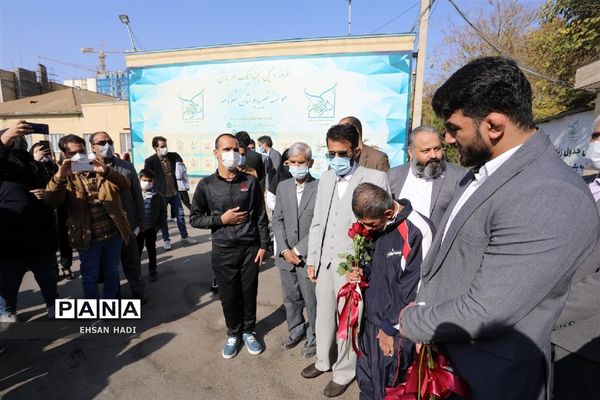 حضور حسن یزدانی در آسایشگاه معلولین ذهنی  شهید بهشتی  مشهد