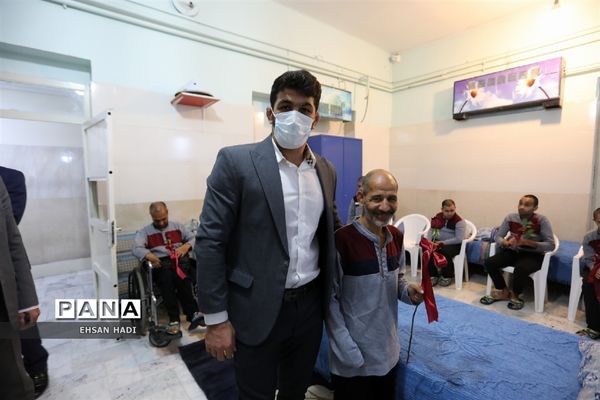 حضور حسن یزدانی در آسایشگاه معلولین ذهنی  شهید بهشتی  مشهد