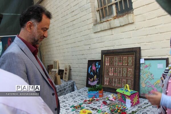 بازدید مدیرکل آموزش و پرورش قم از نمایشگاه آثار دانش‌آموزان استثنایی