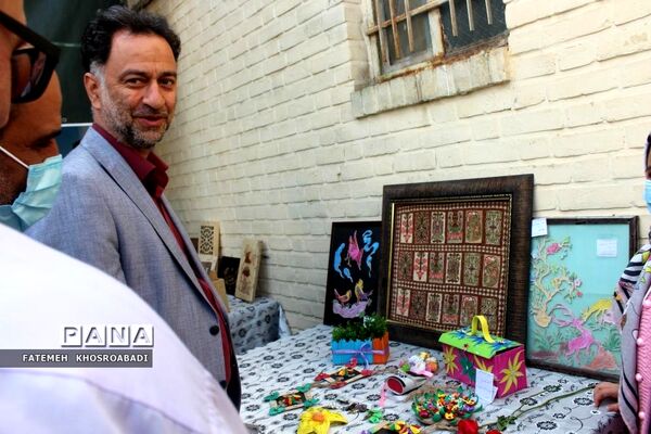 بازدید مدیرکل آموزش و پرورش قم از نمایشگاه آثار دانش‌آموزان استثنایی