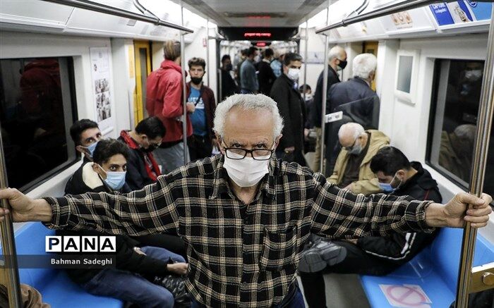 توصیه‌های کرونایی؛ پس از تماس با اشیاء در قطارهای شهری دستان خود را ضدعفونی کنید