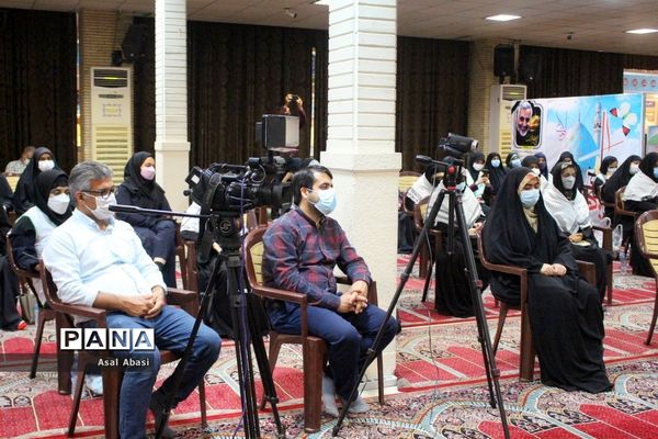 دیدار جمعی از نخبگان و اعضای تشکل‌های دانش‌آموزی دختر با نماینده ولی فقیه در استان و امام جمعه بوشهر