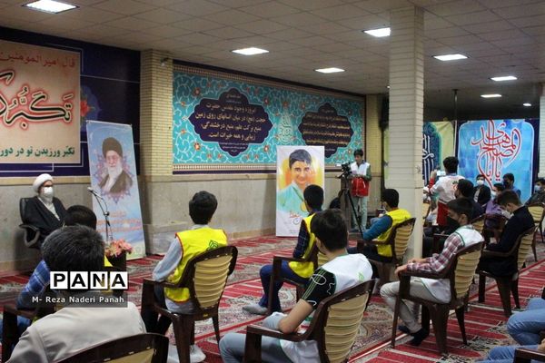 دیدار جمعی از نخبگان و اعضای تشکل‌های دانش آموزی  پسربا نماینده ولی فقیه در استان و امام جمعه بوشهر