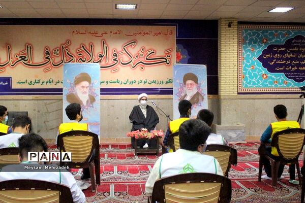 دیدار جمعی از نخبگان و اعضای تشکل‌های دانش آموزی  پسربا نماینده ولی فقیه در استان و امام جمعه بوشهر
