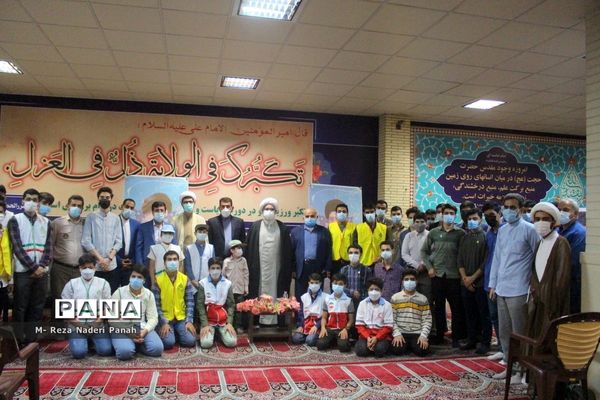 دیدار جمعی از نخبگان و اعضای تشکل‌های دانش آموزی  پسربا نماینده ولی فقیه در استان و امام جمعه بوشهر