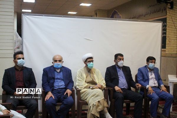 دیدار جمعی از نخبگان و اعضای تشکل‌های دانش آموزی  پسربا نماینده ولی فقیه در استان و امام جمعه بوشهر
