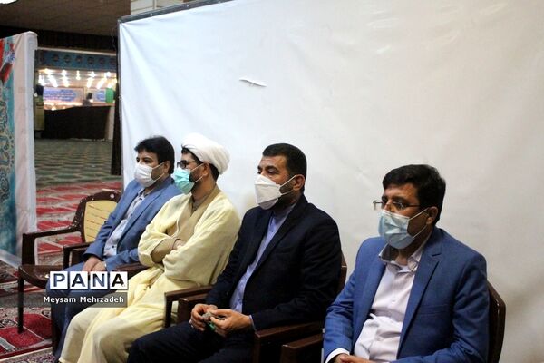 دیدار جمعی از نخبگان و اعضای تشکل‌های دانش آموزی  پسربا نماینده ولی فقیه در استان و امام جمعه بوشهر