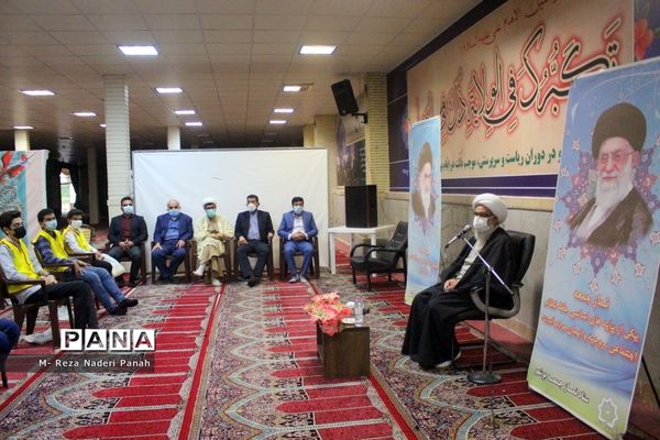 دیدار جمعی از نخبگان و اعضای تشکل‌های دانش آموزی  پسربا نماینده ولی فقیه در استان و امام جمعه بوشهر