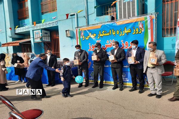 نواختن زنگ استکبار ستیزی در مدرسه مسلم ابن عقیل منطقه ۱۵