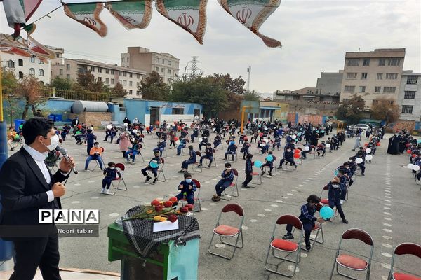 نواختن زنگ استکبار ستیزی در مدرسه مسلم ابن عقیل منطقه ۱۵