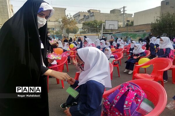 نواختن زنگ ملی مبارزه با استکبار جهانی در منطقه ۱۸