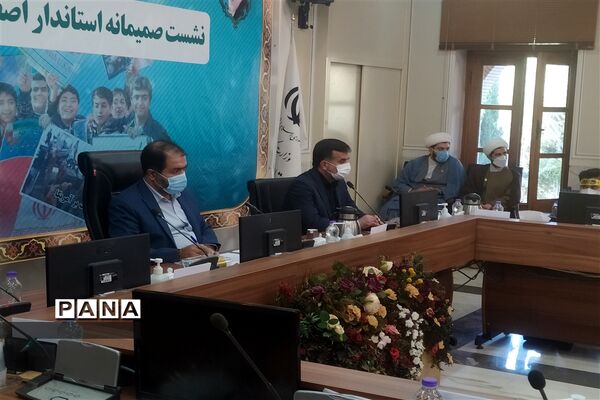 دیدار مسئولان و نمایندگان تشکل‌های دانش‌آموزی با استاندار اصفهان