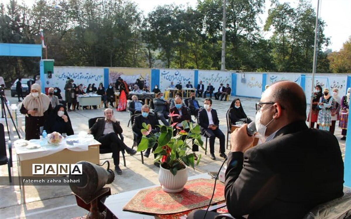 برگزاری جشنواره بومی و محلی در دبیرستان شهید کارگر ساری