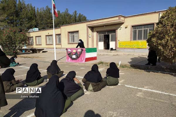 نواختن زنگ استکبار ستیزی در مدرسه نمونه دولتی فروغ علم شهرستان نهبندان