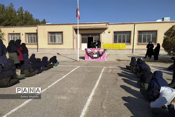 نواختن زنگ استکبار ستیزی در مدرسه نمونه دولتی فروغ علم شهرستان نهبندان