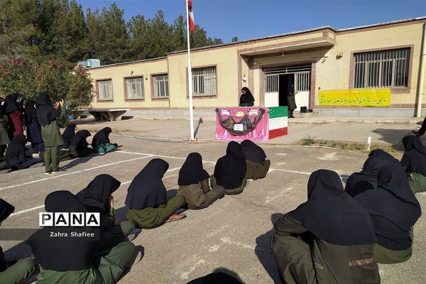 نواختن زنگ استکبار ستیزی در مدرسه نمونه دولتی فروغ علم شهرستان نهبندان