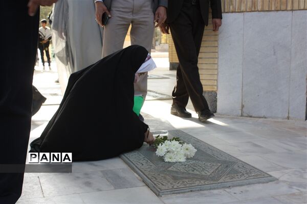 عطرافشانی گلزارشهدای ابرکوه به مناسبت روز 13 آبان