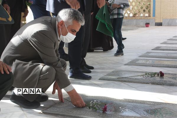 عطرافشانی گلزارشهدای ابرکوه به مناسبت روز 13 آبان