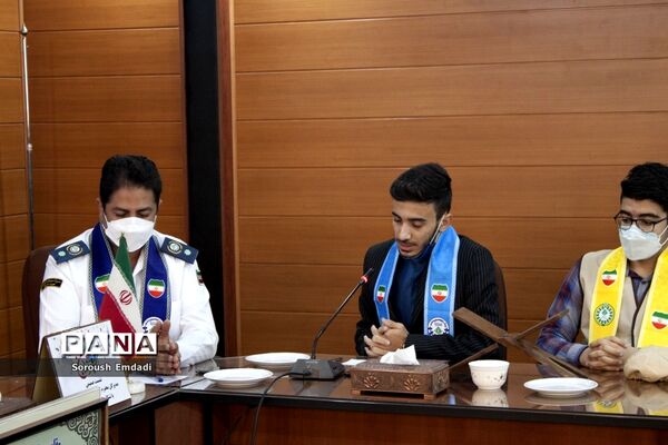 نشست صمیمانه مدیر‌کل آموزش و پرورش استان فارس با نمایندگان تشکل‌های دانش آموزی