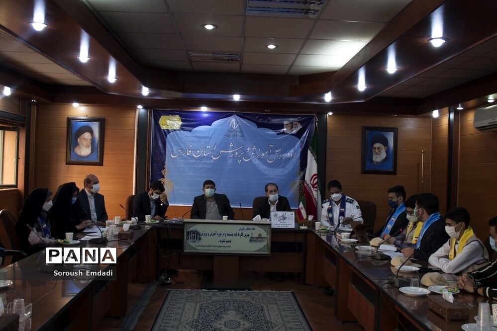 نشست صمیمانه مدیر‌کل آموزش و پرورش استان فارس با نمایندگان تشکل‌های دانش آموزی