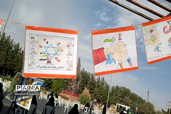 تریبون آزاد دختران انجمنی دبیرستان نرجسیه بیرجند در حاشیه راهپیمایی 13آبان