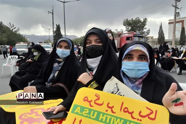 تریبون آزاد دختران انجمنی دبیرستان نرجسیه بیرجند در حاشیه راهپیمایی 13آبان