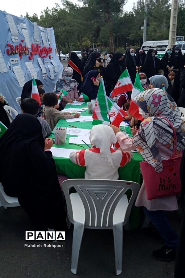تریبون آزاد دختران انجمنی دبیرستان نرجسیه بیرجند در حاشیه راهپیمایی 13آبان