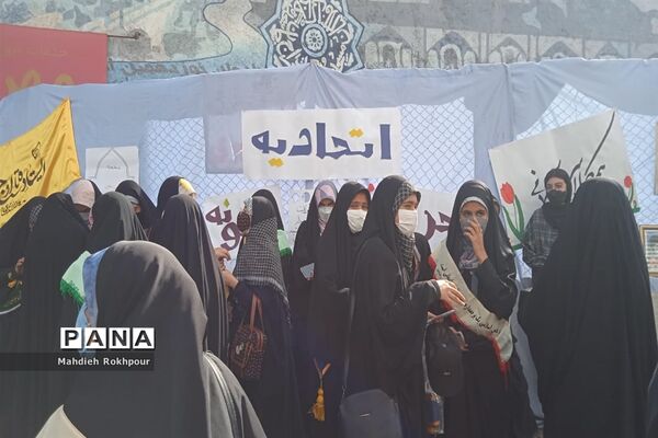 تریبون آزاد دختران انجمنی دبیرستان نرجسیه بیرجند در حاشیه راهپیمایی 13آبان