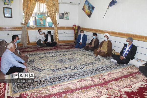 دیدار رئیس سازمان دانش‌آموزی کهگیلویه و بویراحمد با خانواده شهدای دانش‌آموز دهدشت
