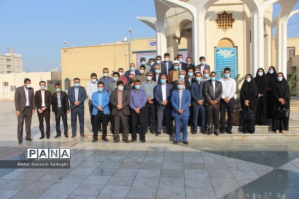 عطرافشانی قبور مطهر شهدا و تجدید میثاق با گلگون کفنان دفاع مقدس در بوشهر