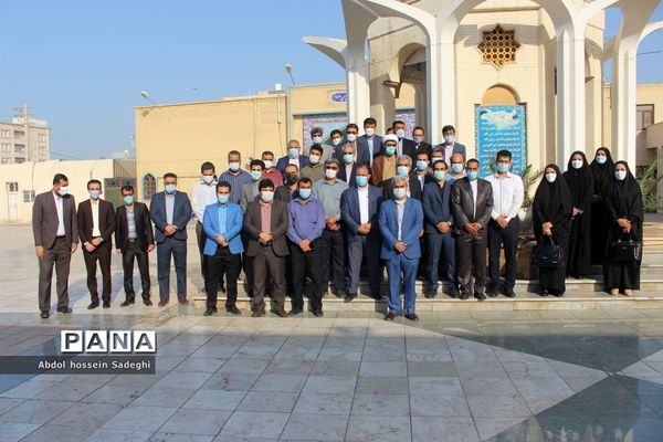 عطرافشانی قبور مطهر شهدا و تجدید میثاق با گلگون کفنان دفاع مقدس در بوشهر