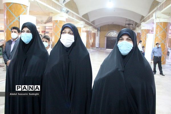 عطرافشانی قبور مطهر شهدا و تجدید میثاق با گلگون کفنان دفاع مقدس در بوشهر