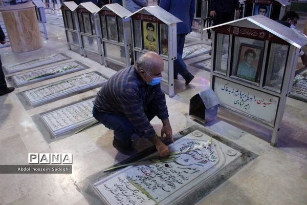 عطرافشانی قبور مطهر شهدا و تجدید میثاق با گلگون کفنان دفاع مقدس در بوشهر
