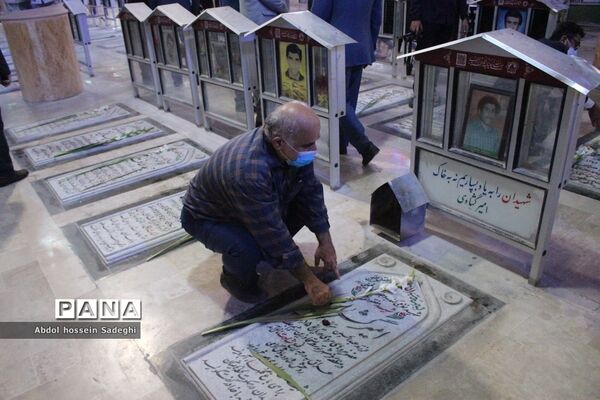 عطرافشانی قبور مطهر شهدا و تجدید میثاق با گلگون کفنان دفاع مقدس در بوشهر