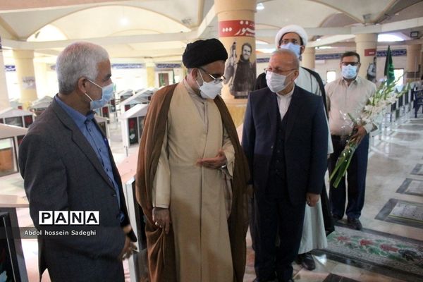 عطرافشانی قبور مطهر شهدا و تجدید میثاق با گلگون کفنان دفاع مقدس در بوشهر