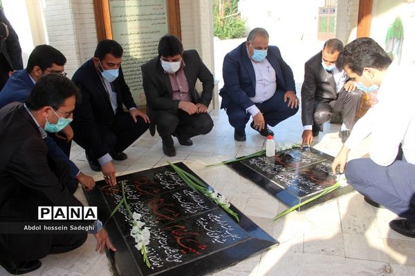 عطرافشانی قبور مطهر شهدا و تجدید میثاق با گلگون کفنان دفاع مقدس در بوشهر