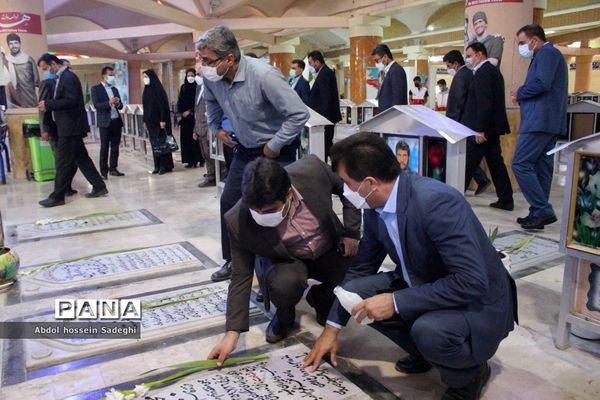 عطرافشانی قبور مطهر شهدا و تجدید میثاق با گلگون کفنان دفاع مقدس در بوشهر