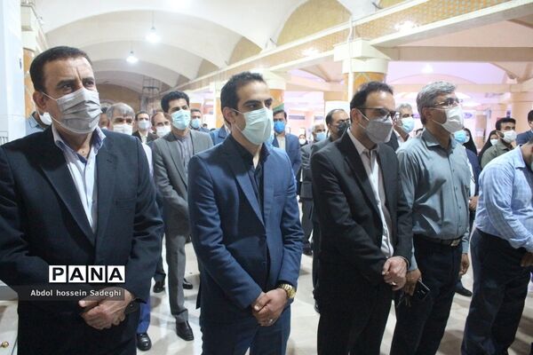 عطرافشانی قبور مطهر شهدا و تجدید میثاق با گلگون کفنان دفاع مقدس در بوشهر