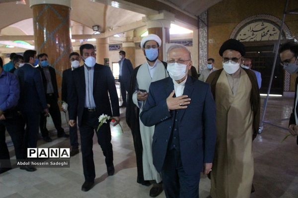 عطرافشانی قبور مطهر شهدا و تجدید میثاق با گلگون کفنان دفاع مقدس در بوشهر