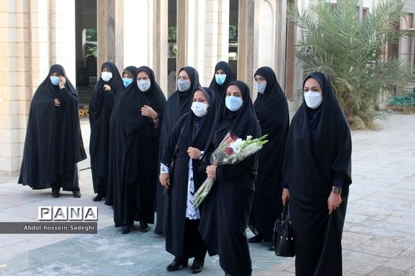 عطرافشانی قبور مطهر شهدا و تجدید میثاق با گلگون کفنان دفاع مقدس در بوشهر